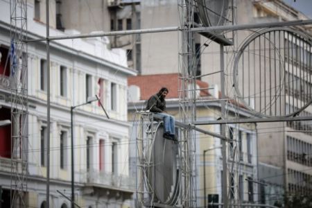 Σκαρφάλωσε στο γλυπτό της πλατείας Ομόνοιας (εικόνες)
