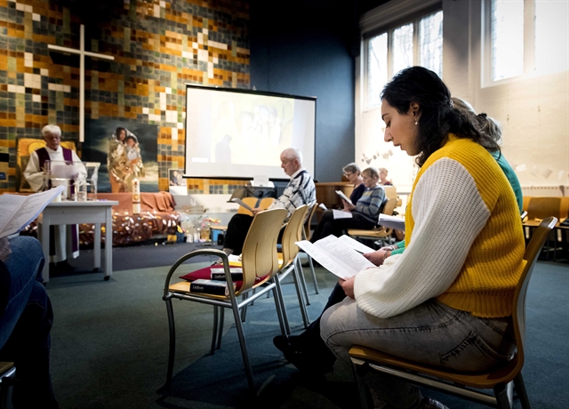 Ασυλο μέσω… Θείας Λειτουργίας σε μετανάστες