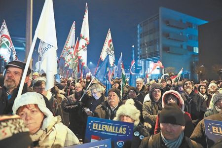 Ο Ορμπαν αντιμέτωπος με την οργή της κοινωνίας