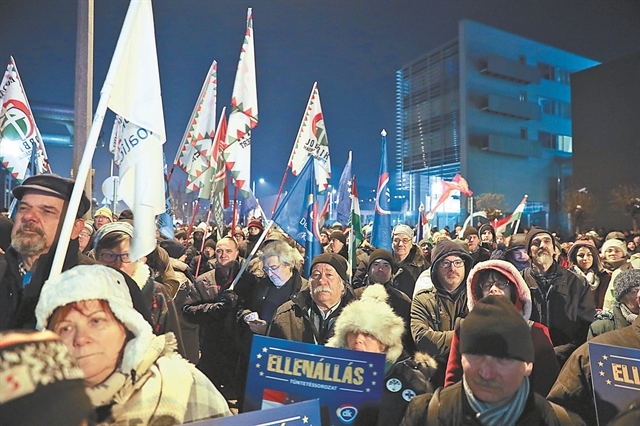 Ο Ορμπαν αντιμέτωπος με την οργή της κοινωνίας