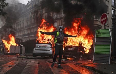 Οι διαδηλώσεις των «κίτρινων γιλέκων» με τα μάτια τριών Σύρων