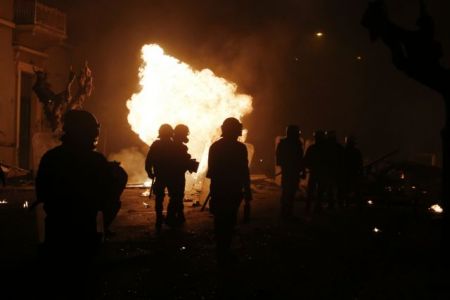 Επίθεση με μολότοφ και πέτρες κατά των ΜΑΤ στο Πολυτεχνείο