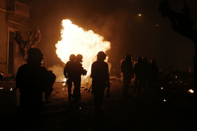 Επίθεση με μολότοφ και πέτρες κατά των ΜΑΤ στο Πολυτεχνείο