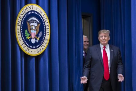 Τραμπ:  Πιέζει Γερουσία, Δημοκρατικούς να ψηφίσουν τις δαπάνες