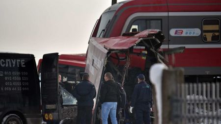 Σερβία: Σύγκρουση λεωφορείου με τρένο – 5 νεκροί, 27 τραυματίες