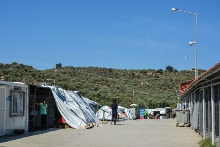 Υπεράριθμοι οι πρόσφυγες στις δομές φιλοξενίας των Ενόπλων Δυνάμεων