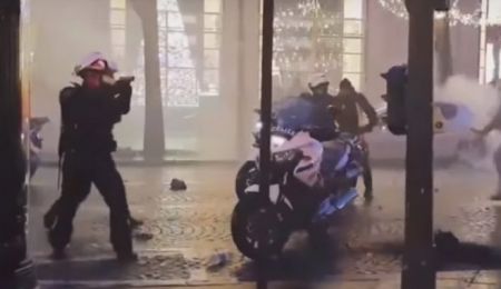 Γάλλος αστυνομικός τράβηξε όπλο απέναντι στα «κίτρινα γιλέκα» [βίντεο]