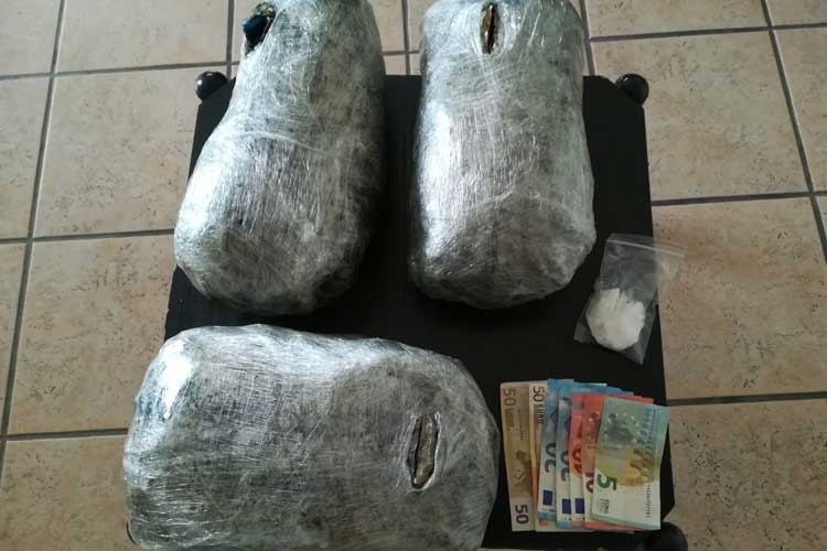 Συνελήφθη στα ΚΤΕΛ Πρεβέζης με τρία κιλά χασίς και 30 γραμμάρια κοκαϊνης στις αποσκευές του