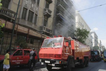 Πειραιάς: Εκκένωση κτιρίου λόγω πυρκαγιάς