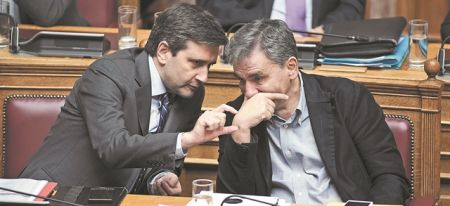 Υπουργοί με το βλέμμα στις κάλπες