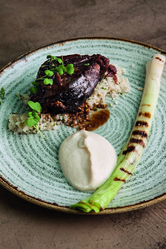 Σιγοψημένη σπάλα από μαύρο χοίρο με πουρέ σελινόριζας, πράσα ψητά και κουσκουσάκι από σελινόριζα