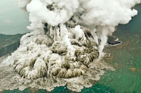Ινδονησία: Βίντεο από την έκρηξη του ηφαιστείου που προκάλεσε το φονικό τσουνάμι