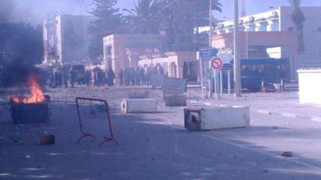 Ξέσπασαν ταραχές μετά την αυτοπυρπόληση φωτοειδησεογράφου στην Τυνησία
