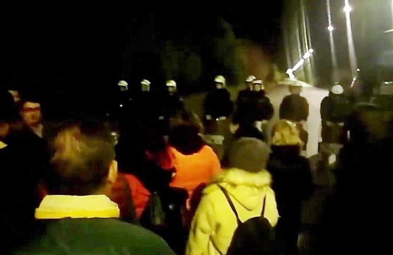 Οι Λευκιμμιώτες είπαν τα κάλαντα στα ΜΑΤ (βίντεο)