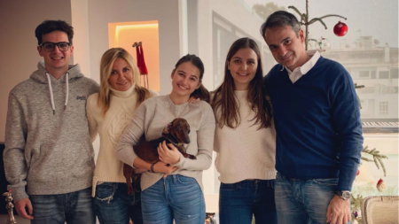 Με μια οικογενειακή φωτογραφία ευχήθηκε Χρόνια Πολλά ο Κυριάκος Μητσοτάκης