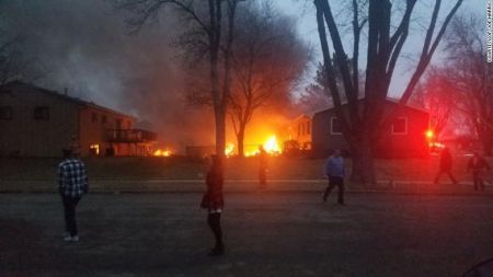 ΗΠΑ: Αεροπλάνο συνετρίβη ανάμεσα σε σπίτια (vid)