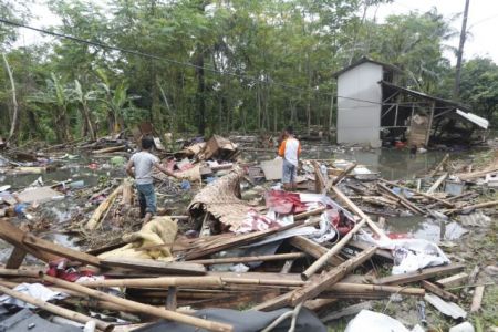 Ινδονησία : Βγάζουν selfie με φόντο τα πτώματα από το τσουνάμι