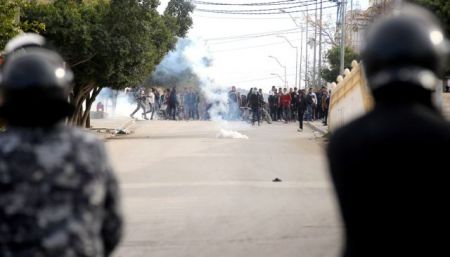 Συνεχίστηκαν για τρίτη μέρα οι ταραχές στην Τυνησία