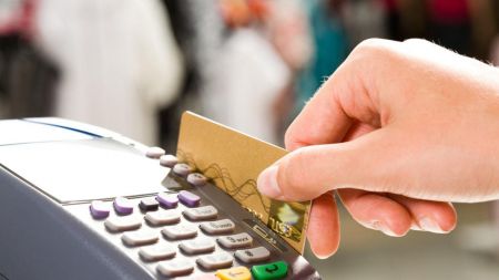 Πλαστικό χρήμα: Μείωση του ορίου χρήσης μετρητών-Αύξηση αποδείξεων με κάρτα