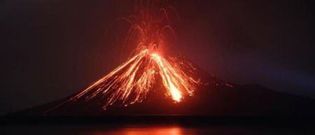 Ινδονησία : Κόκκινος συναγερμός λόγω ηφαιστειακής τέφρας – Αλλάζουν όλες οι πτήσεις