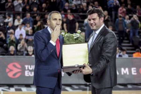 Η Νταρουσάφακα βράβευσε τον Μπλατ πριν από το τζάμπολ