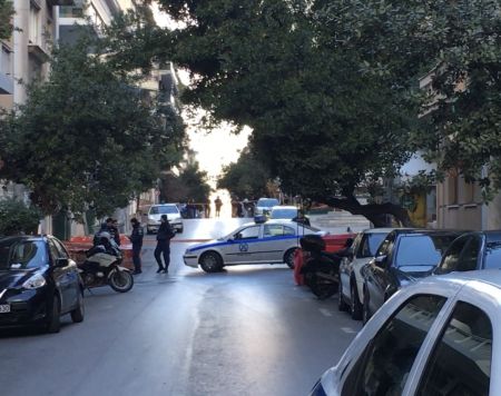 Εκρηξη στο Κολωνάκι – Τραυματίες αστυνομικός και νεωκόρος – Αποκλεισμένη η Σκουφά ( εικόνες)