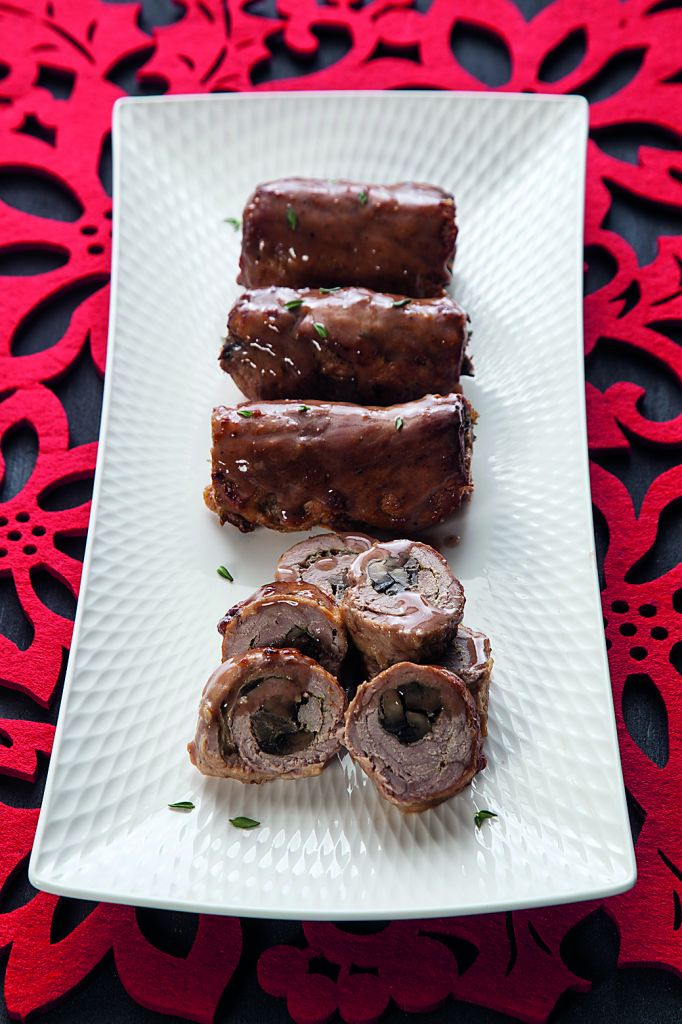 Μοσχαρίσια ρολά γεμιστά με μανιτάρια και σάλτσα μαυροδάφνης