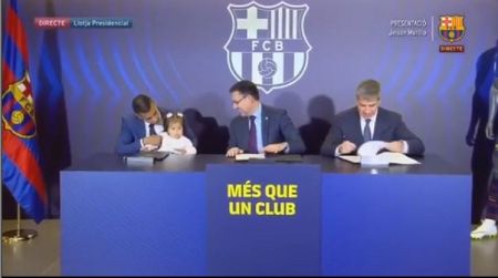 Υπέγραψε στην Μπαρτσελόνα με τη βοήθεια της… κόρης του ο Τζέισον Μουρίγιο