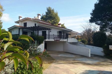 Υπόθεση Πετσίτη : Ποιος δικηγόρος «κρύβεται» πίσω από την ενοικίαση της βίλας του στην Βαρυμπόμπη