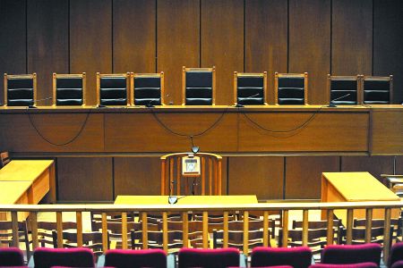 Απέραντο… δικαστήριο η χώρα και το 2019