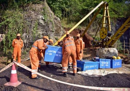 Ινδία: Παγιδευμένοι σε πλημμυρισμένο ορυχείο15 ανθρακωρύχοι – Επιχειρούν δύτες