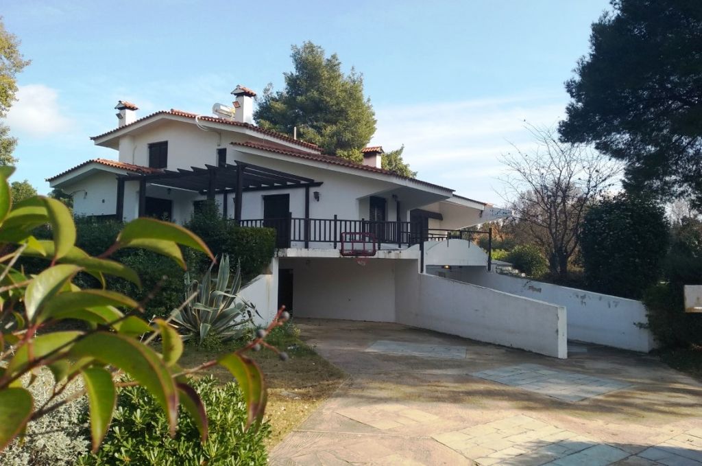 Υπόθεση Πετσίτη : Ποιος δικηγόρος «κρύβεται» πίσω από την ενοικίαση της βίλας του στην Βαρυμπόμπη