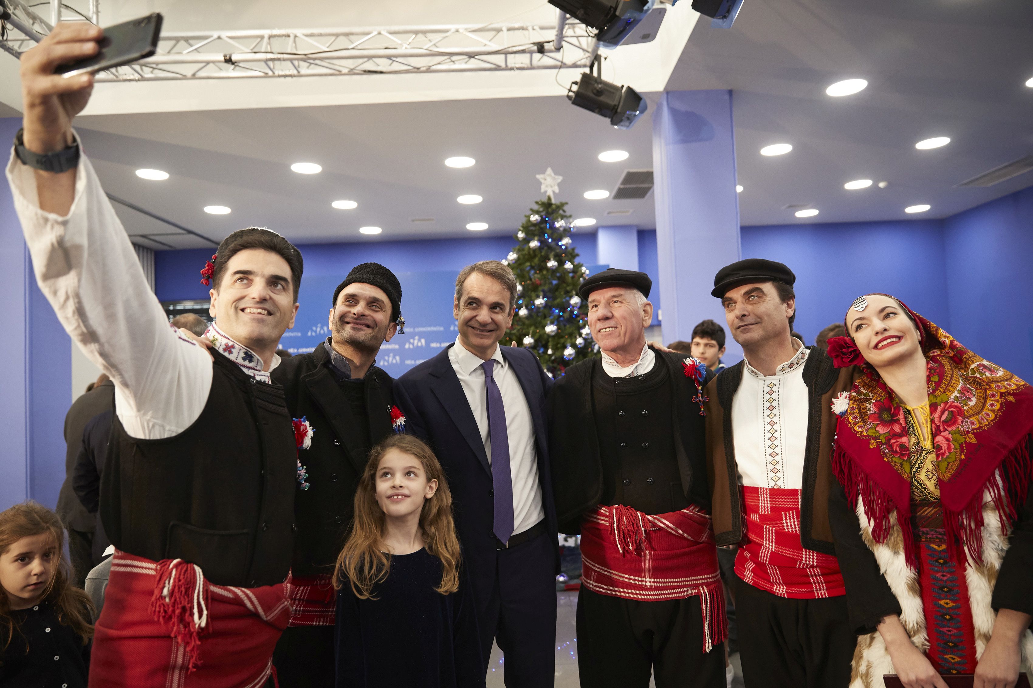 Θρακιώτες έψαλλαν τα κάλαντα στον Κυριάκο Μητσοτάκη