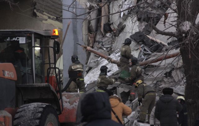Ρωσία: Κατέρρευσε 10όροφη πολυκατοικία – 3 νεκροί και 79 αγνοούμενοι