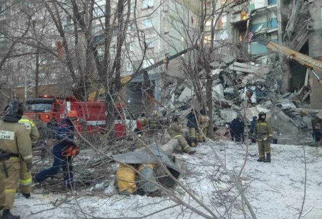 Ρωσία: Κατέρρευσε 10όροφη πολυκατοικία – 3 νεκροί και 79 αγνοούμενοι