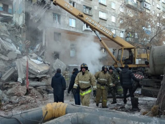 Ρωσία: Κατέρρευσε 10όροφη πολυκατοικία – 3 νεκροί και 79 αγνοούμενοι