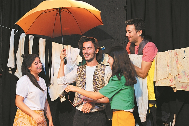 Παραστάσεις: Με το… μπιμπερό στο θέατρο