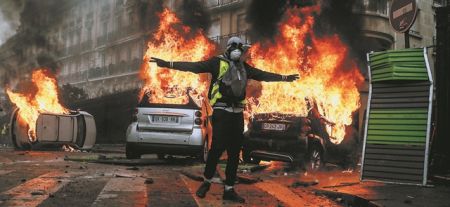 Στην εποχή των άκρων και της απόγνωσης