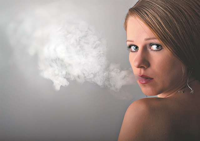 «Οι κυβερνήσεις να προσφέρουν καλύτερες επιλογές στους καπνιστές»
