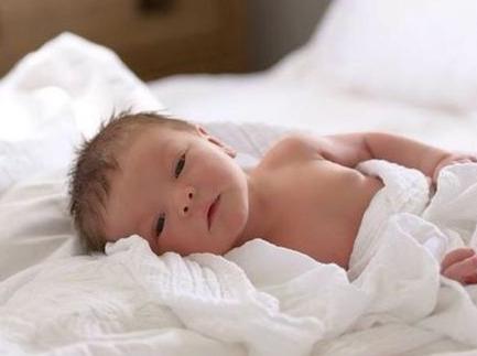 Κοριτσίστικο το πρώτο κλάμα μωρού για το 2019