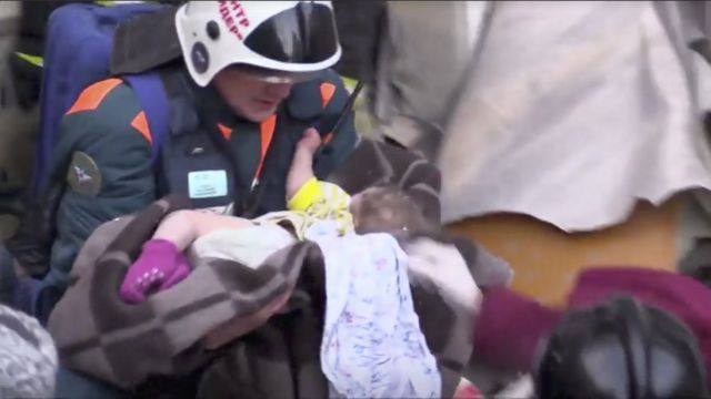 Ελπίδα ζωής στη Ρωσία: Βρέθηκε ζωντανό βρέφος στα συντρίμμια