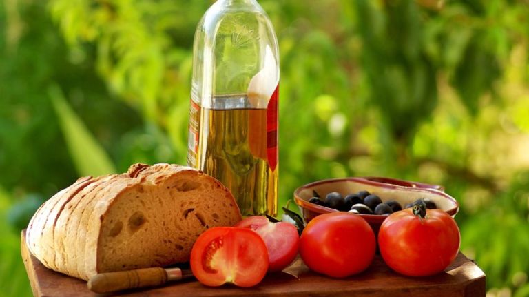 Η μεσογειακή διατροφή και τα επτά οφέλη για την υγεία και το σώμα μας | tovima.gr
