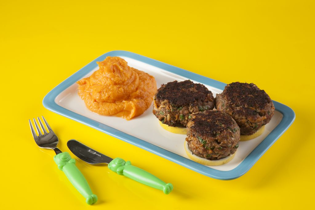 Μπιφτέκια με καρότο και βρώμη και πουρές γλυκοπατάτας