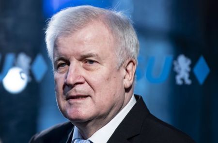 Απέλαση για τους αιτούντες άσυλο που παρανομούν ζητά ο Ζεεχόφερ