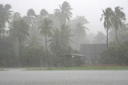 Η τροπική καταιγίδα Παμπούκ «διώχνει» τους τουρίστες από την Ταϊλάνδη