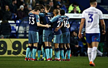 Καυτά Σπιρούνια διέλυσαν την Τρανμίρ