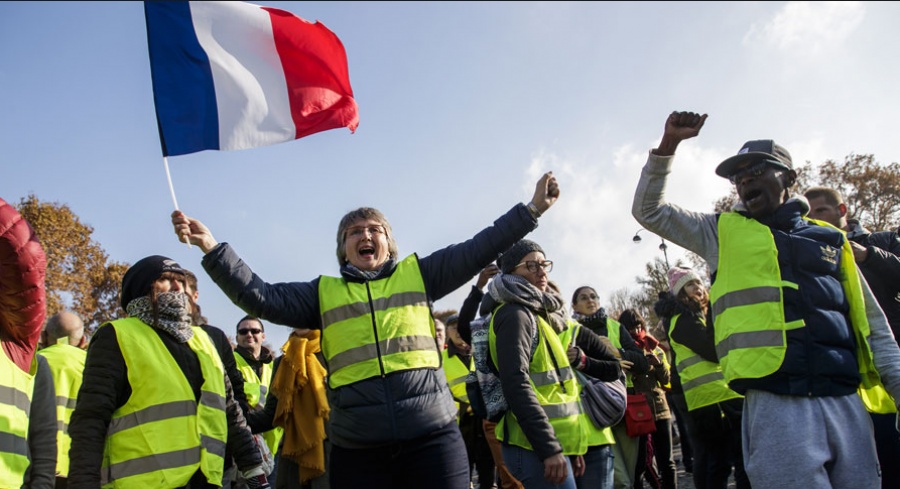 Γαλλία: Ξανά στους δρόμους τα «κίτρινα γιλέκα»