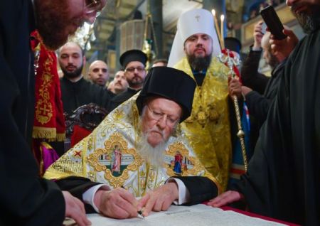 Τον τόμο Αυτοκεφαλίας της Ουκρανικής εκκλησίας υπέγραψε ο Βαρθολομαίος