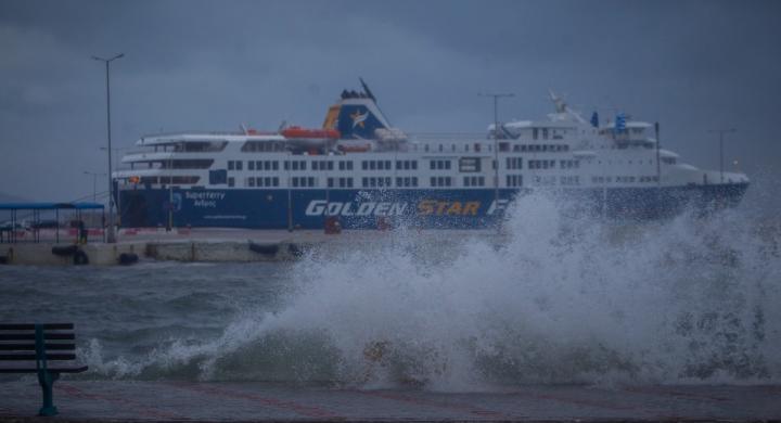 «Σοφία»: Προβλήματα στις ακτοπλοϊκές συγκοινωνίες από τους ισχυρούς ανέμους