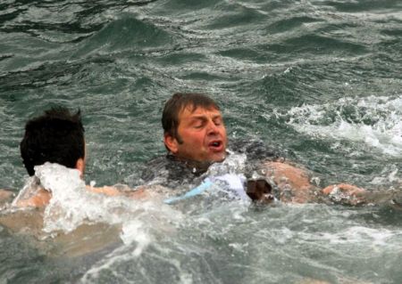 Ο Γκλέτσος βούτηξε για τον Τίμιο Σταυρό και βγαίνοντας έγινε… «Τούρκος»